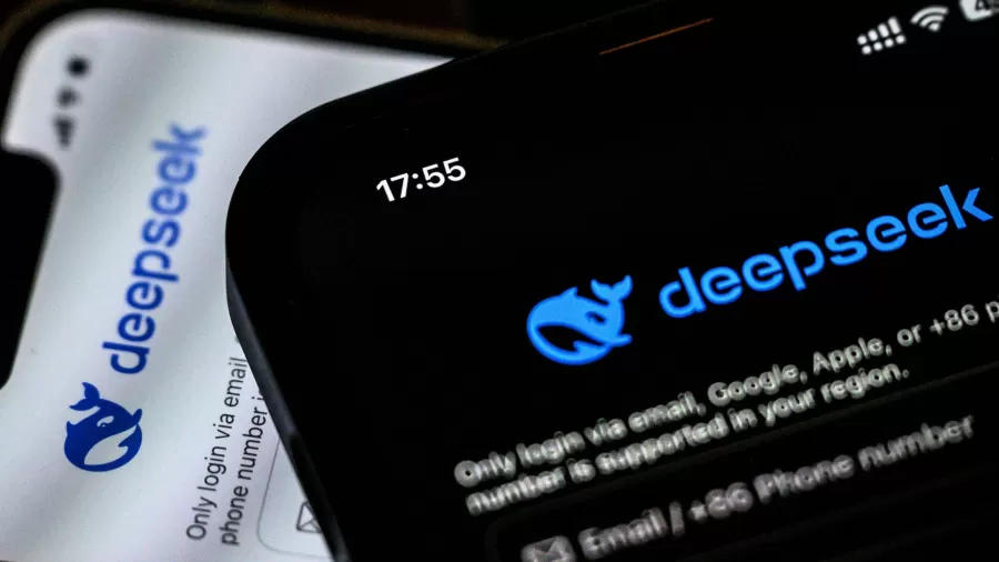 App DeepSeek em telas de celular Imagem: Mladen Antonov/AFP